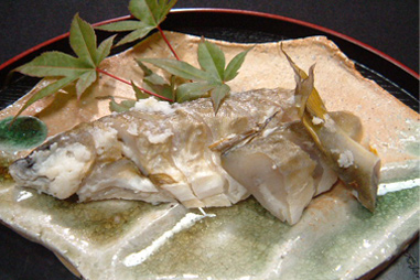 鮎のなれ寿司は矢田川の天然鮎を、塩と米飯で発酵させた保存食です